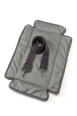 18323 Переноска для животных "Турне" L с метал.дверцей (коврик + ремень) 54,5*36*34 см зеленая